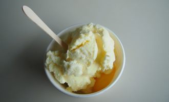 Мороженое с брусничным джемом 2
